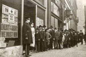 Public lining up for masks, San Francisco, 1918